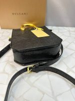 کیف دستی بولگاری زنانه با طراحی پوست ماری و دسته طلایی مدل مار