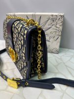 کیف دیور دوشی منوگرام آبی – طراحی مستطیلی لوکس با جزئیات طلایی و استایل همیشه‌مدرن