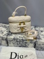 کیف زنانه دیور مدل صندوقی لوزی‌دوزی